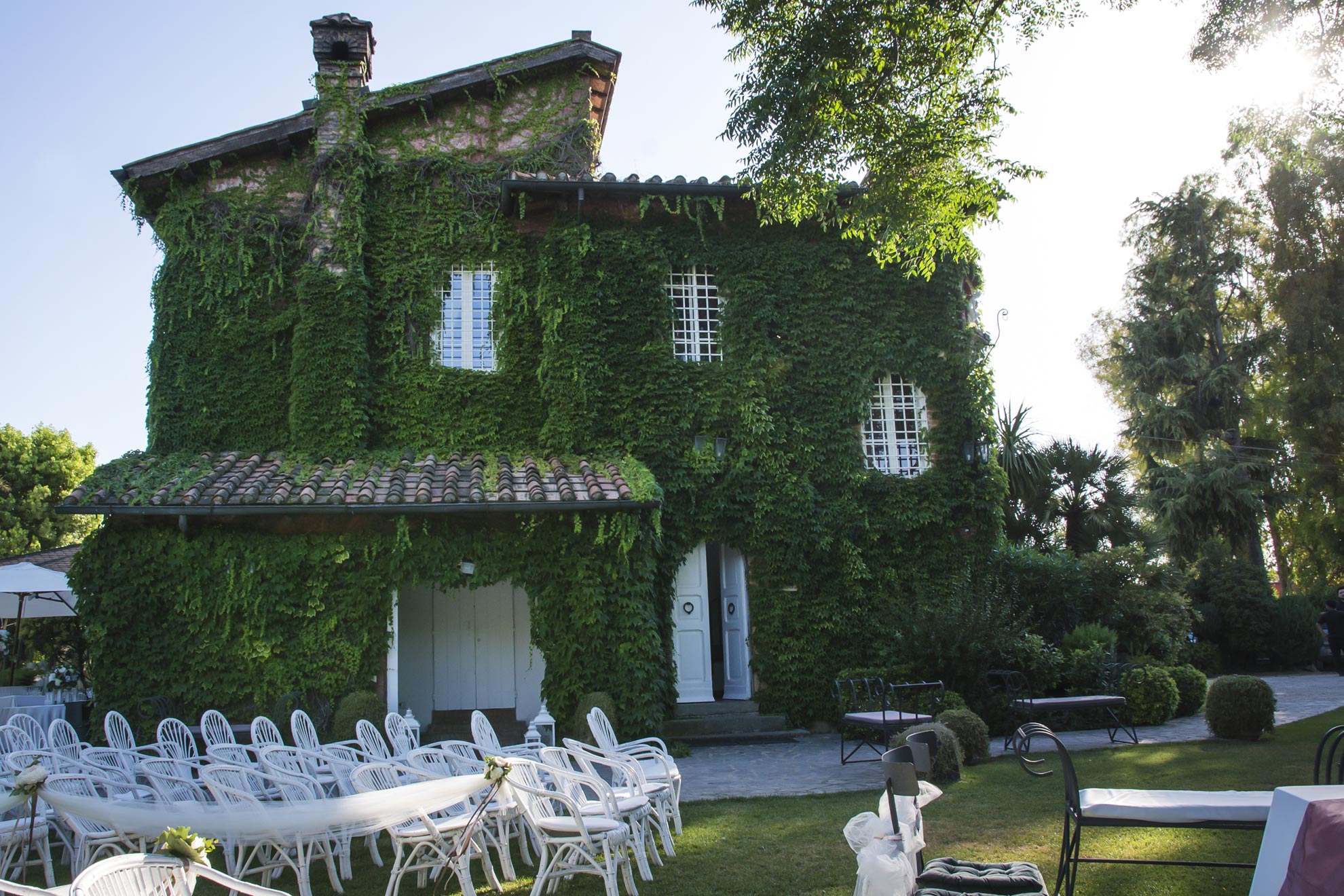 Matrimonio con rito simbolico nel giardino di una villa d'epoca a Roma